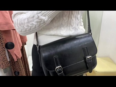 ❤️ Masturbazzjoni pubblika tal-kelba żagħżugħa FeralBerry b'dildo fil-kamra tal-armar ❌ Porn Russu fil-porn mt.hochu-sex-tomsk.ru
